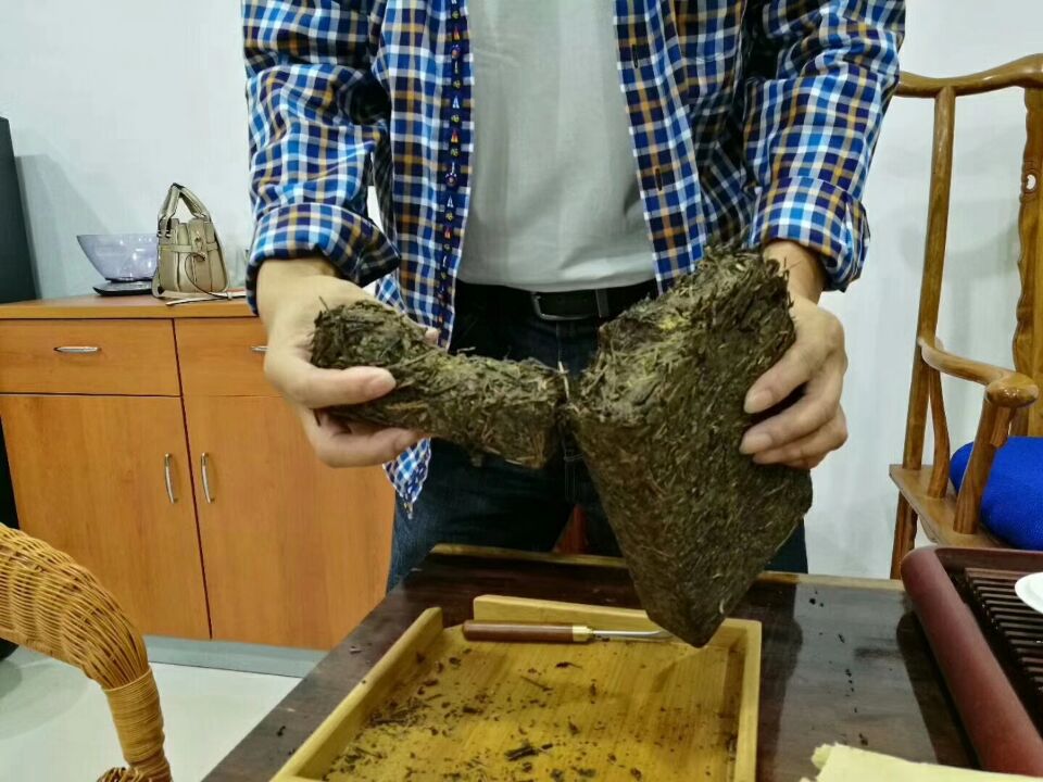 一到秋冬天，湖南特產(chǎn)茯磚茶就賣(mài)得格外好